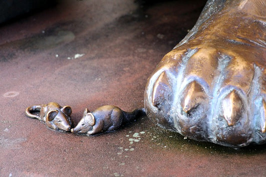 Mini statua dorata del mouse